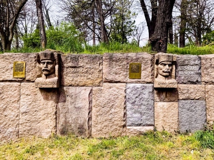 Информационни табели нарушиха облика на барелефи на Мемориален парк “Априлци“ в Брацигово